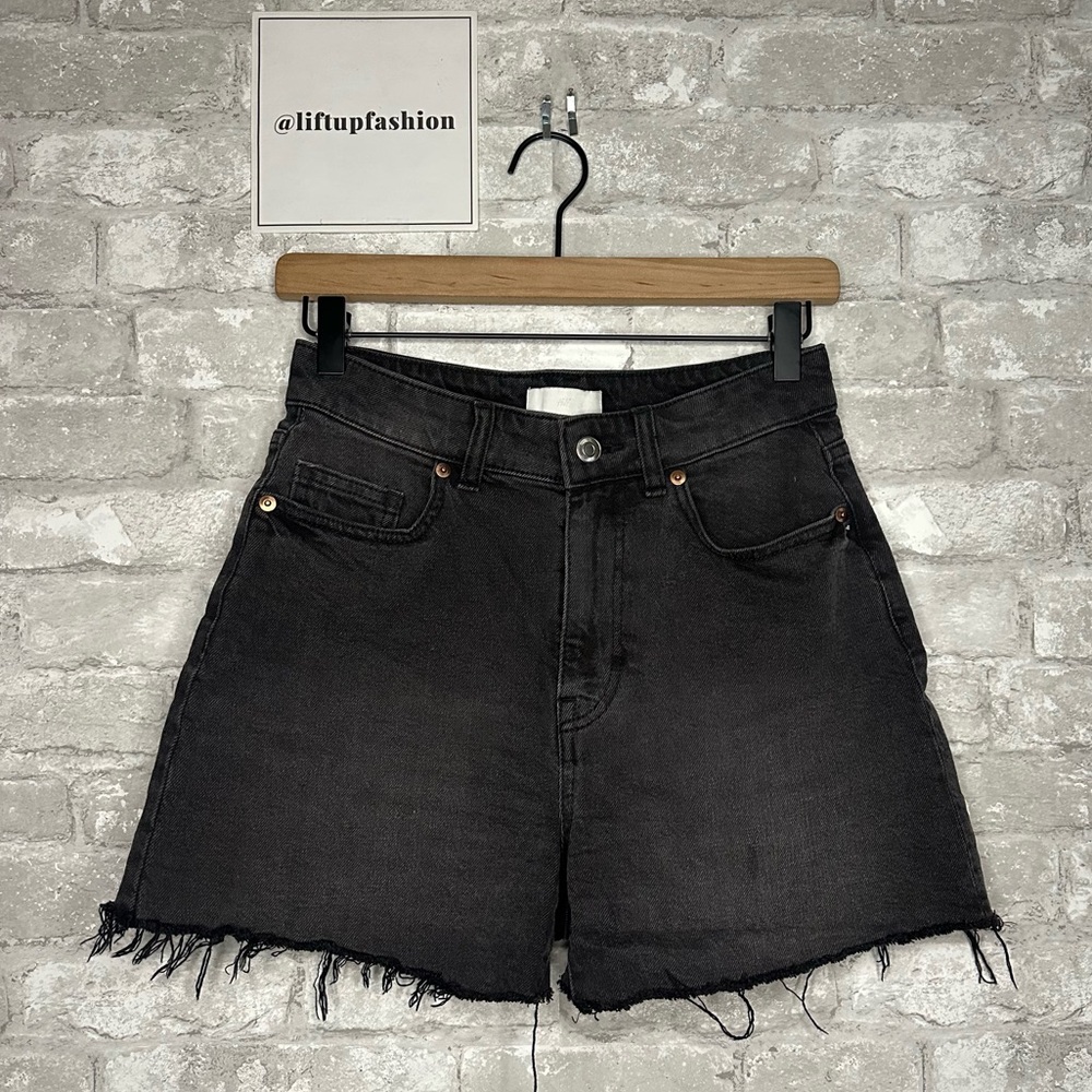 EUC H&M Women’s Black Denim Cut Off Shorts Size 6 / 26in Waist (No Size Tag)